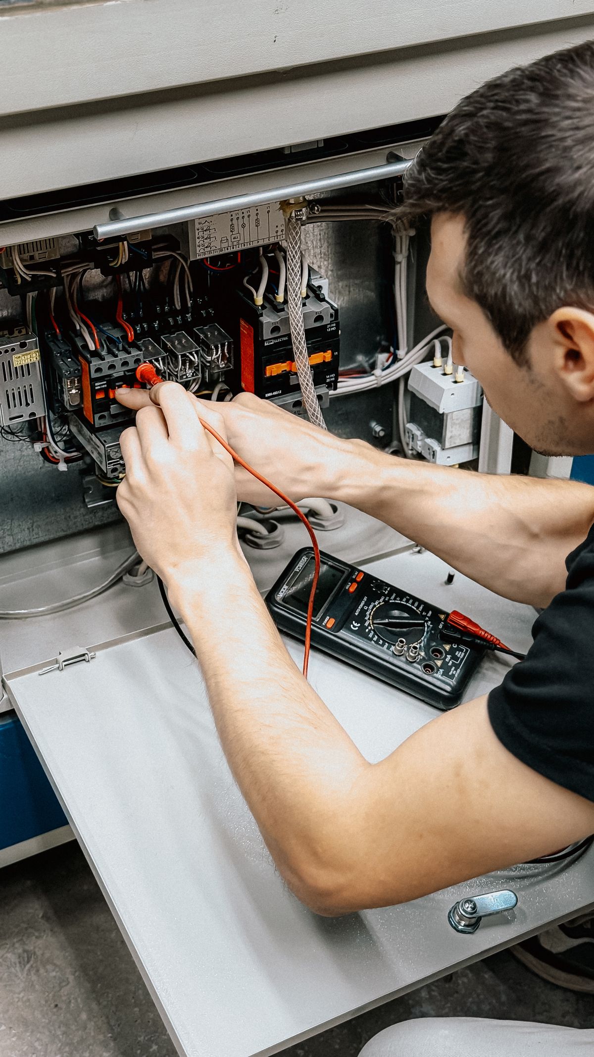 Testing a connection with a multimeter