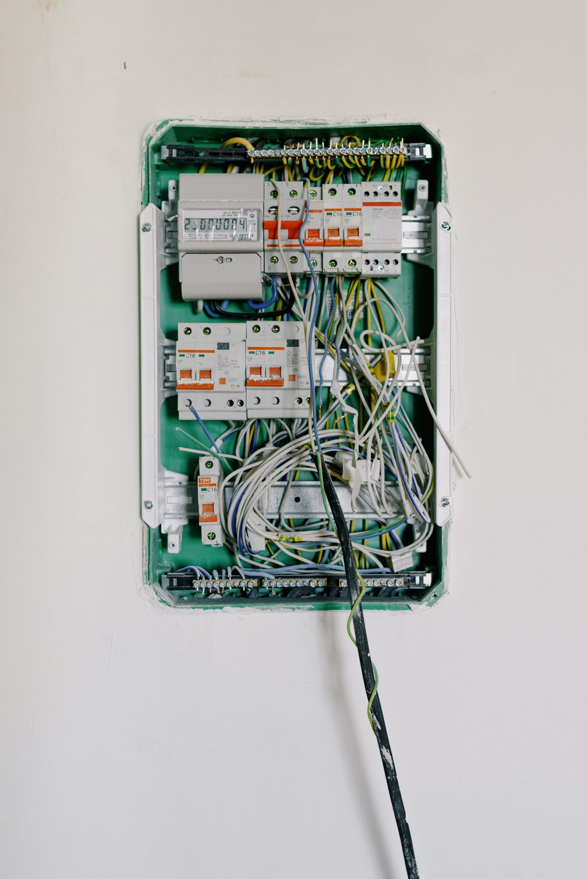 Switchboard wiring with circuit breakers