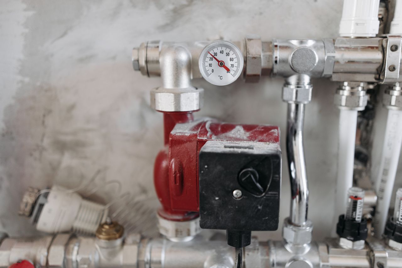 Pressure gauge on a copper manifold