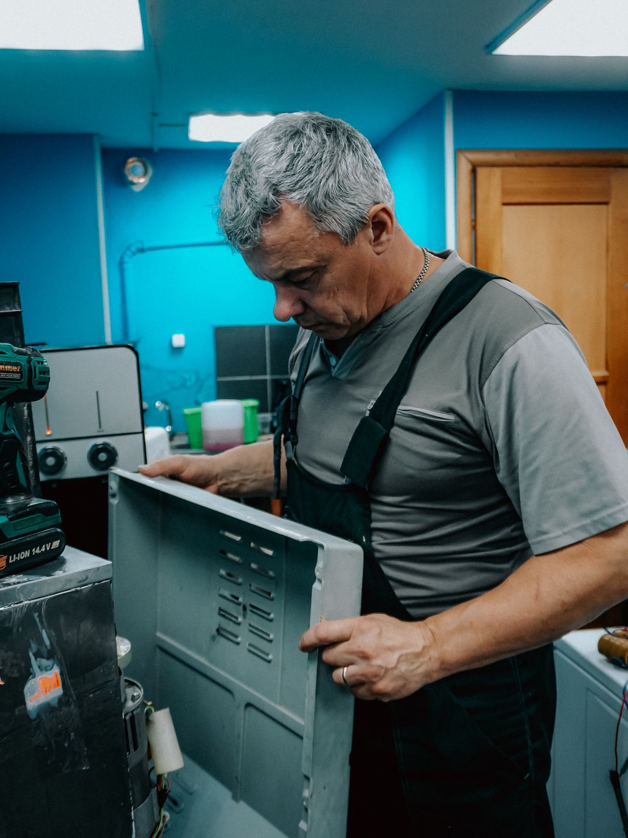 Sluisbank technician inspecting a unit in the workshop