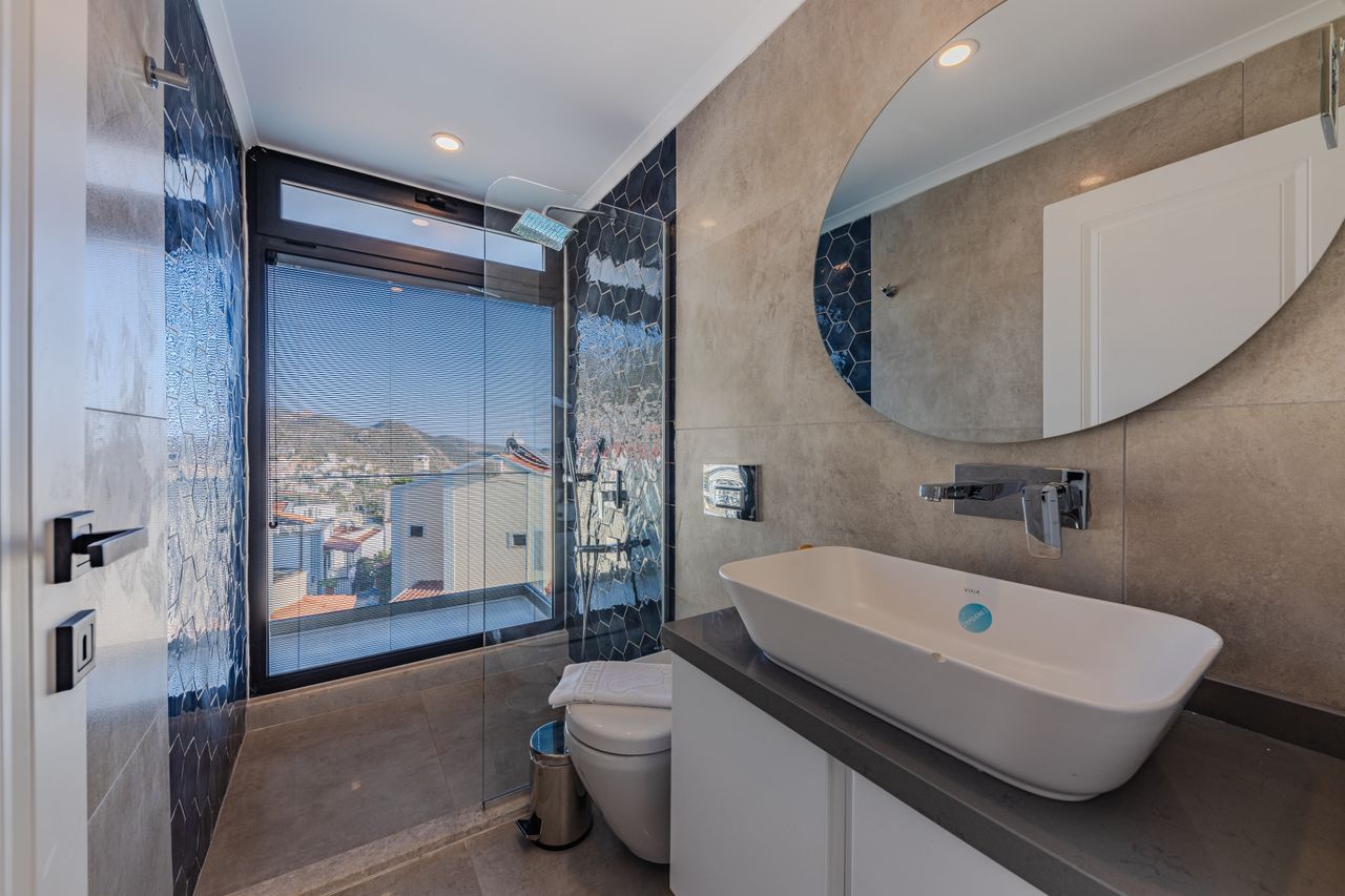 Finished bathroom handed over by Sluisbank, walk-in shower and wall-mounted mixer